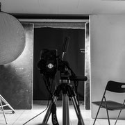 Fotografia di backstage di Riccardo Berni del set di Alessandro Tintori con Alice Viganò