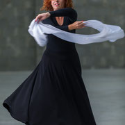 Movimento di danza pizzica tra le strutture di un'ex fonderia | Alessandro Tintori