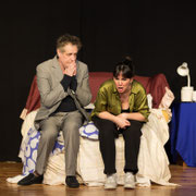 Fotografia di scena dello spettacolo teatrale Mai fidarsi di un uomo in mutande al Teatro Caboto Kolbe di Milano | Alessandro Tintori
