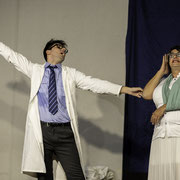 Fotografia di scena dello spettacolo teatrale Galeotto fu il lettino al Teatro Caboto Kolbe a Milano | Alessandro Tintori