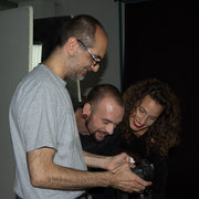 Backstage del set fotografico Julia e Alex, Alessandro Tintori al lavoro con lo staff e i soggetti.