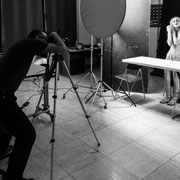 Fotografia di backstage di Riccardo Berni del set di Alessandro Tintori con Alice Viganò