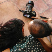 Fotografia di backstage di Mariona Olivella sul set di Broken Doll: Alessandro Tintori interagisce con il soggetto per studiare le pose.