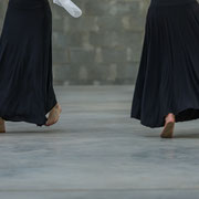 Movimento di danza pizzica tra le strutture di un'ex fonderia | Alessandro Tintori