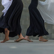 Movimento di danza pizzica tra le strutture di un'ex fonderia | Alessandro Tintori
