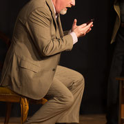 Fotografia di scena dello spettacolo teatrale "O la borsa o le corna" | Alessandro Tintori