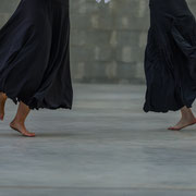 Movimento di danza pizzica tra le strutture di un'ex fonderia | Alessandro Tintori
