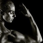 Fotografia Fine Art in bianco e nero di nudo artistico scultoreo | © 2023 Alessandro Tintori