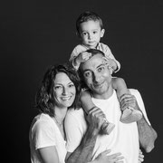 Ritratto fotografico solidale in bianco e nero progetto In Posa per l'Acqua