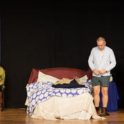 Fotografia di scena dello spettacolo teatrale Mai fidarsi di un uomo in mutande al Teatro Caboto Kolbe di Milano | Alessandro Tintori
