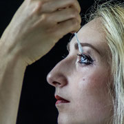 Fotografia di backstage di Riccardo Berni del set di Alessandro Tintori con Alice Viganò