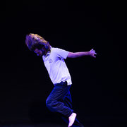 Fotografia a colori di danza contemporanea a teatro | Alessandro Galati per Alessandro Tintori