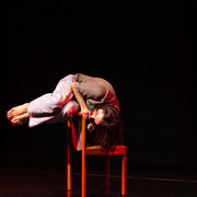 Fotografia a colori di danza contemporanea a teatro | Alessandro Galati per Alessandro Tintori