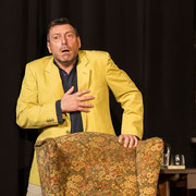 Fotografia di scena dello spettacolo teatrale "La polizza di assicurazione" | Alessandro Tintori