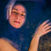 Ritratto fotografico di Ilaria in acqua colorata WetColoredPortraits | Alessandro Tintori