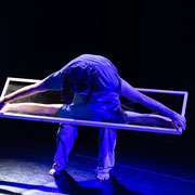 Fotografia a colori di danza contemporanea a teatro | Alessandro Galati per Alessandro Tintori