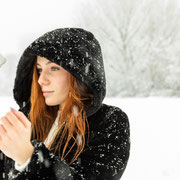 Ritratto a colori in esterni sotto la neve di Elisa Albanese | Alessandro Tintori