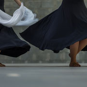 Movimento di danza pizzica tra le strutture di un'ex fonderia | Alessandro Tintori