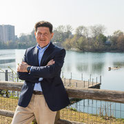 Ritratto a colori in esterni di Gianfranco Ginelli per la campagna elettorale