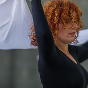 Movimento di danza pizzica tra le strutture di un'ex fonderia | Alessandro Tintori