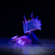 Fotografia a colori di danza contemporanea a teatro | Alessandro Galati per Alessandro Tintori