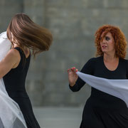 Movimento di danza pizzica tra le strutture di un'ex fonderia | Alessandro Tintori