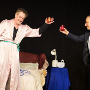 Fotografia di scena dello spettacolo teatrale Mai fidarsi di un uomo in mutande al Teatro Caboto Kolbe di Milano | Alessandro Tintori