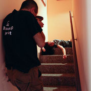 Fotografia di backstage di Mariona Olivella sul set di Broken Doll: Alessandro Tintori interagisce con il soggetto per studiare le pose.