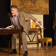 Fotografia di scena dello spettacolo teatrale "O la borsa o le corna" | Alessandro Tintori
