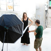 Fotografia di backstage di Luigi Larva sul set di Alessandro Tintori sulla Pizzica
