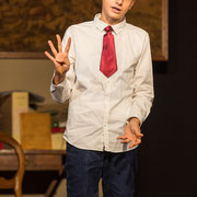 Fotografia di scena dello spettacolo teatrale "O la borsa o le corna" | Alessandro Tintori
