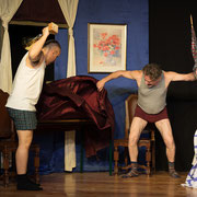 Fotografia di scena dello spettacolo teatrale Mai fidarsi di un uomo in mutande al Teatro Caboto Kolbe di Milano | Alessandro Tintori