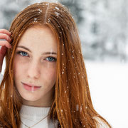 Ritratto a colori in esterni sotto la neve di Elisa Albanese | Alessandro Tintori