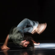 Fotografia a colori di danza contemporanea a teatro | Alessandro Galati per Alessandro Tintori