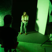 Fotografia di backstage di Luigi Larva sul set 1052 di Alessandro Tintori