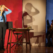 Fotografia di scena dello spettacolo teatrale "La chiamata d'emergenza" al Teatro Caboto Kolbe | Alessandro Tintori
