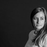 Ritratto fotografico solidale in bianco e nero progetto In Posa per l'Acqua