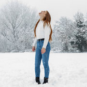 Ritratto a colori in esterni sotto la neve di Elisa Albanese | Alessandro Tintori