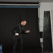 Backstage del set fotografico Julia e Alex, Alessandro Tintori al lavoro con lo staff e i soggetti.