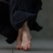 Movimento di danza pizzica tra le strutture di un'ex fonderia | Alessandro Tintori