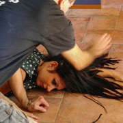 Fotografia di backstage di Mariona Olivella sul set di Broken Doll: Alessandro Tintori interagisce con il soggetto per studiare le pose.