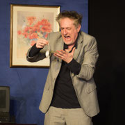 Fotografia di scena dello spettacolo teatrale Mai fidarsi di un uomo in mutande al Teatro Caboto Kolbe di Milano | Alessandro Tintori