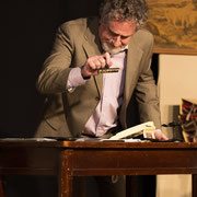 Fotografia di scena dello spettacolo teatrale "O la borsa o le corna" | Alessandro Tintori