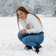 Ritratto a colori in esterni sotto la neve di Elisa Albanese | Alessandro Tintori