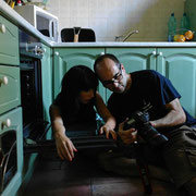 Fotografia di backstage di Mariona Olivella sul set di Broken Doll: Alessandro Tintori interagisce con il soggetto per studiare le pose.