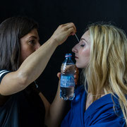 Fotografia di backstage di Riccardo Berni del set di Alessandro Tintori con Alice Viganò