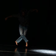 Fotografia a colori di danza contemporanea a teatro | Alessandro Galati per Alessandro Tintori