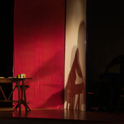 Fotografia di scena dello spettacolo teatrale "La chiamata d'emergenza" al Teatro Caboto Kolbe | Alessandro Tintori