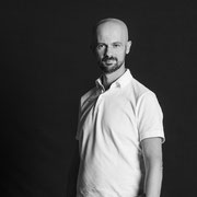 Ritratto fotografico solidale in bianco e nero progetto In Posa per l'Acqua