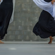 Movimento di danza pizzica tra le strutture di un'ex fonderia | Alessandro Tintori